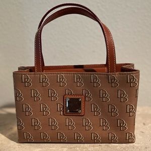 Dooney and Bourke
Cloth handbag
*like new